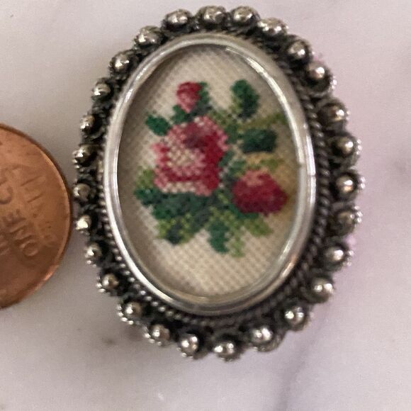 Vtg Silvertone Oval Petit Point Hand Embroidered Floral Rose 1.25"Brooch Pin - Picture 3 of 7